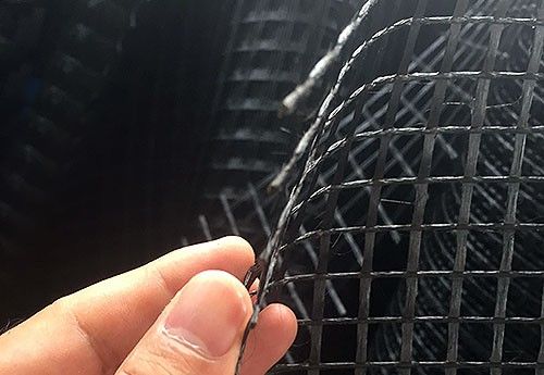 鋼塑土工格柵的拉力由經緯編織的高強鋼絲承擔